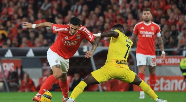 Vergonhoso: Jogador do Benfica perde o controlo e agride adeptos do Braga com garrafa